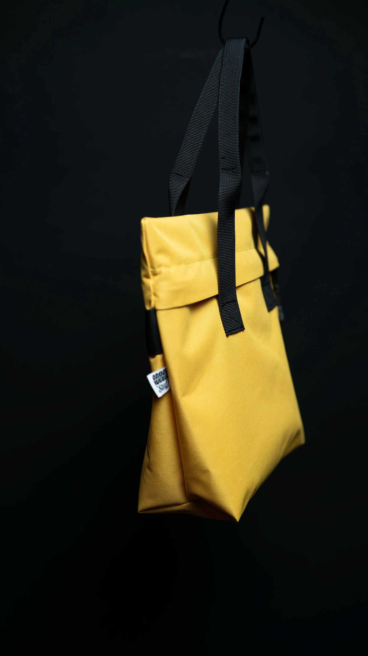 Bolso Tote Amarillo con Asas Negras y Cierre