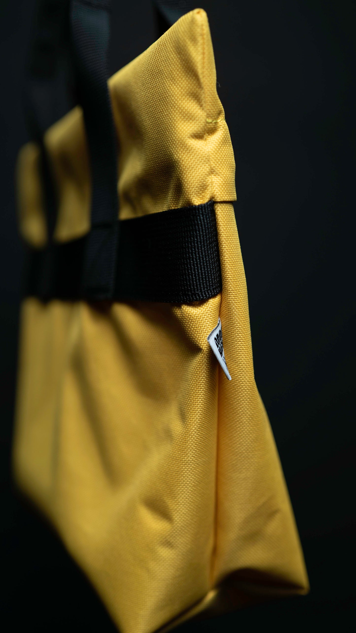 Bolso Tote Amarillo con Asas Negras y Cierre