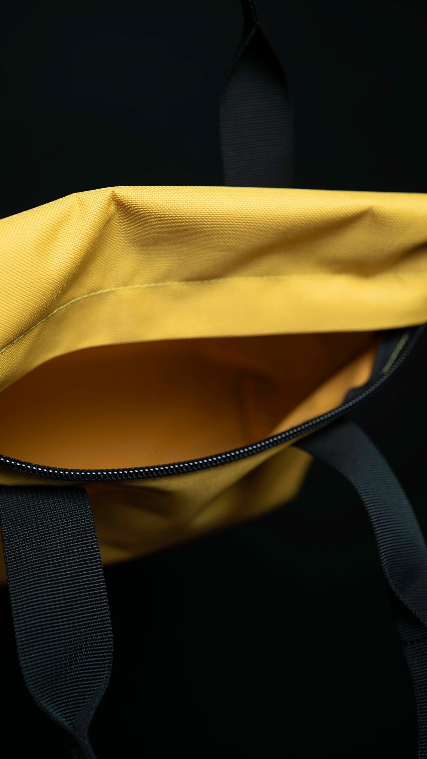 Bolso Tote Amarillo con Asas Negras y Cierre