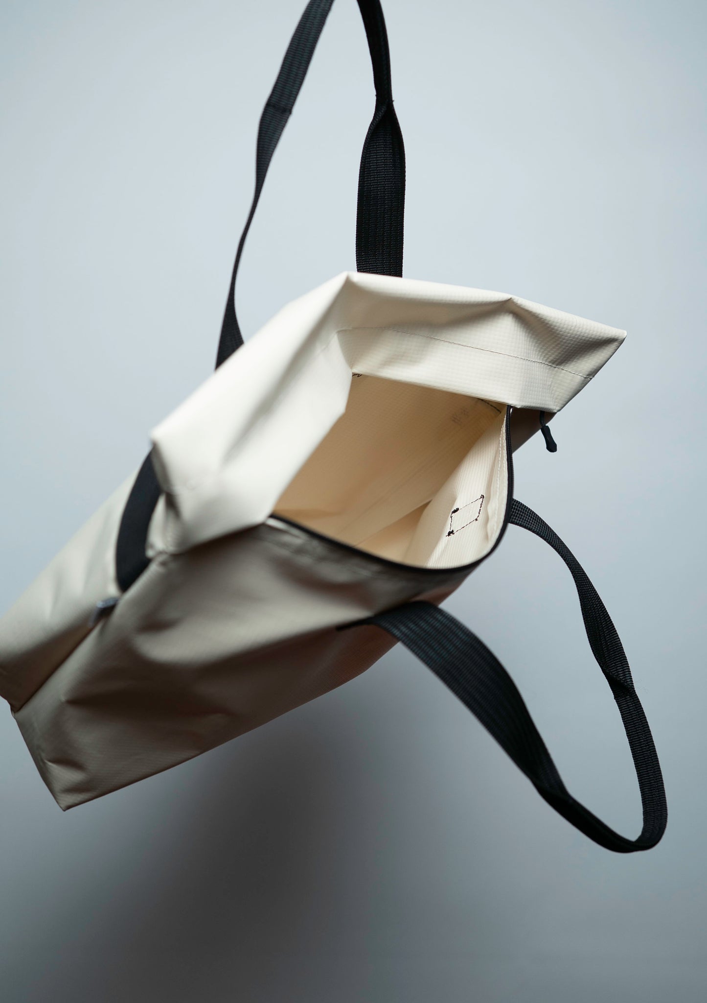 Bolso Tote Blanco – Minimalismo, Resistencia y Versatilidad Urbana