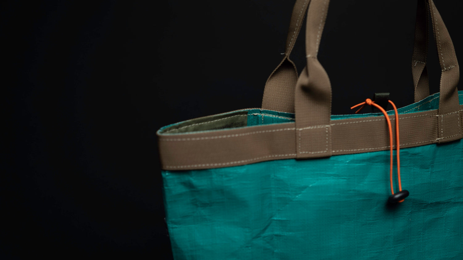 Bolso Monkeys Stuff verde con asas y cordón naranja