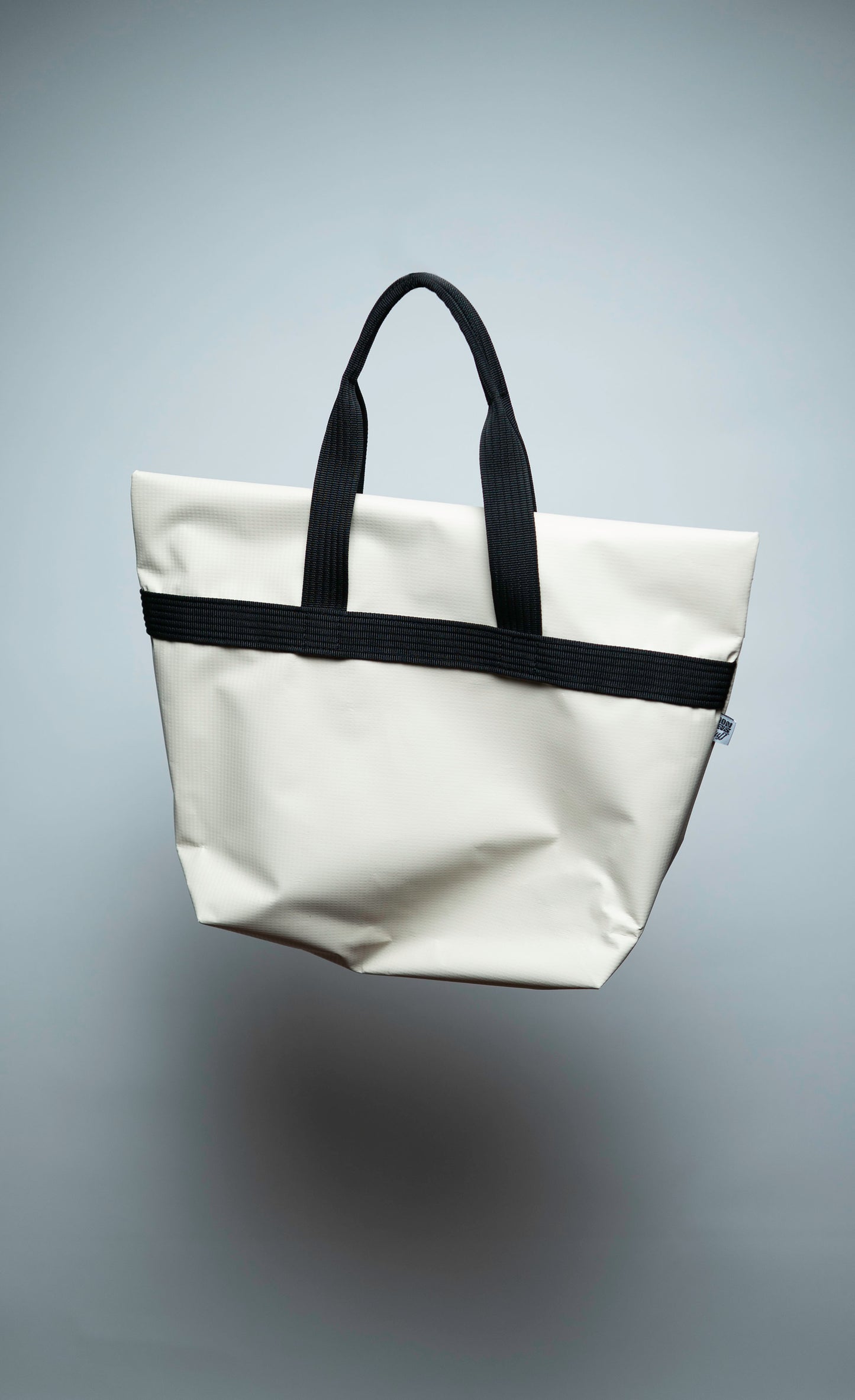 Bolso Tote Blanco – Minimalismo, Resistencia y Versatilidad Urbana